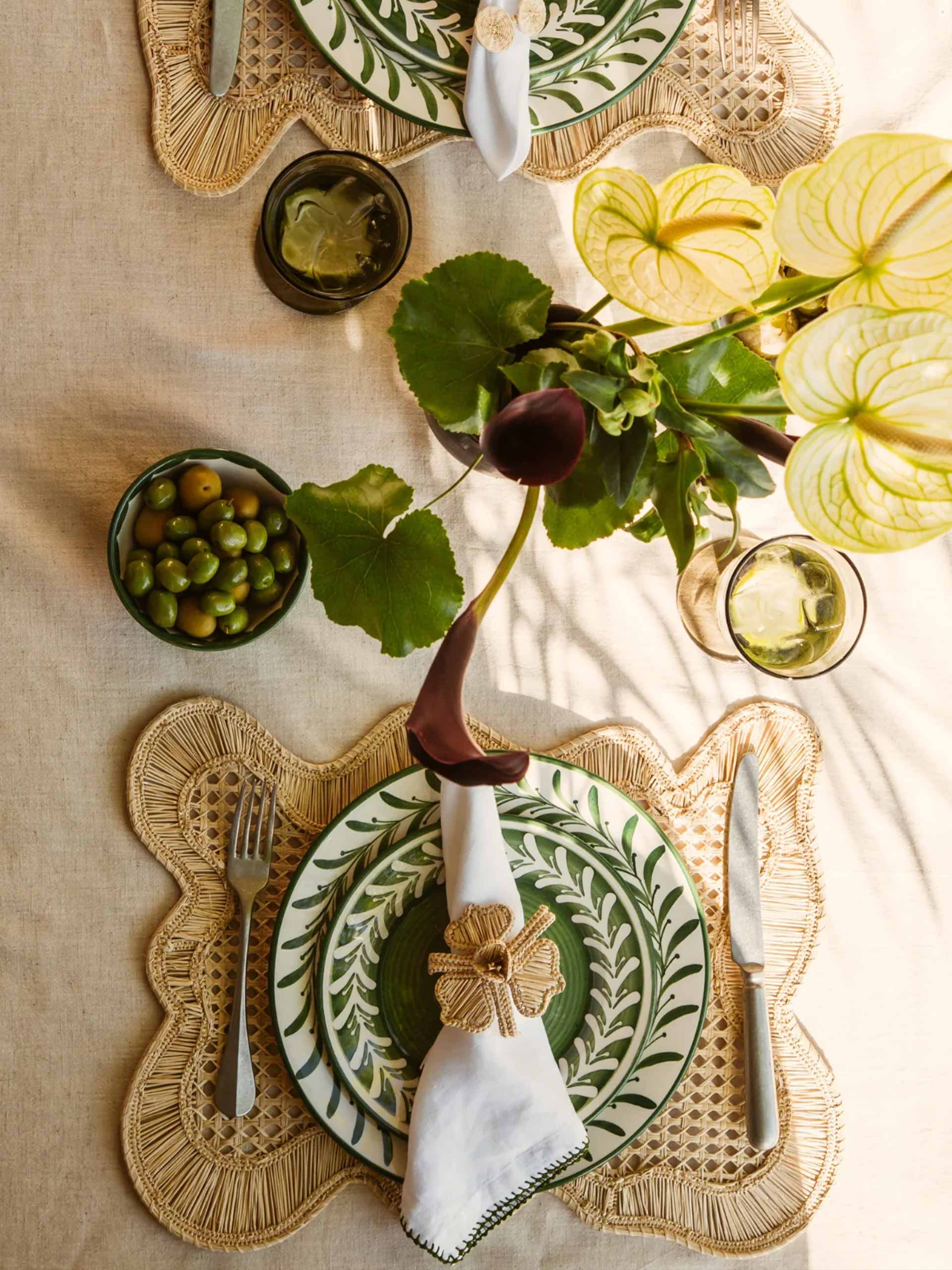 main-summertable-holding-casa-latina