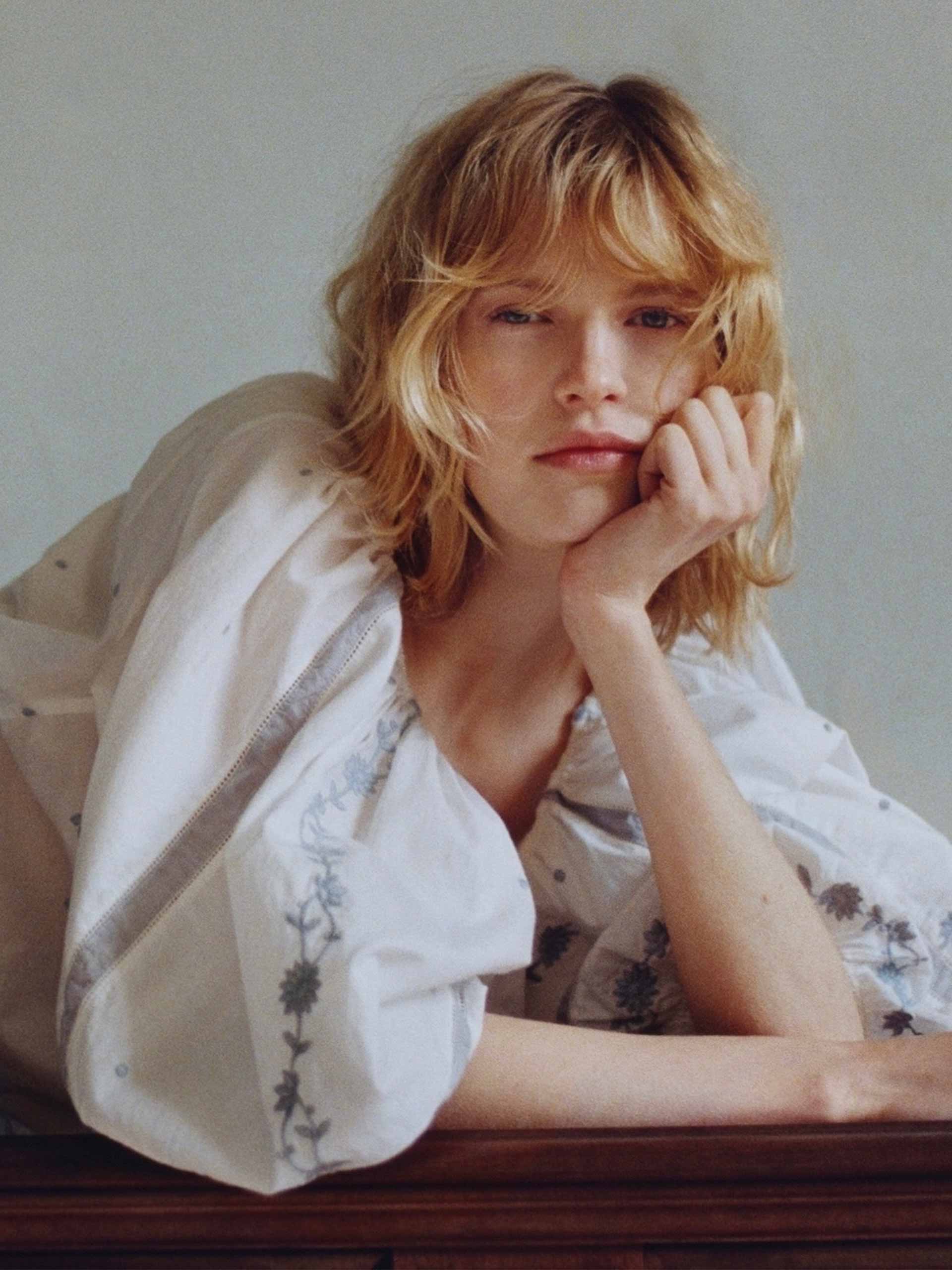 french-girl-holding-sezane