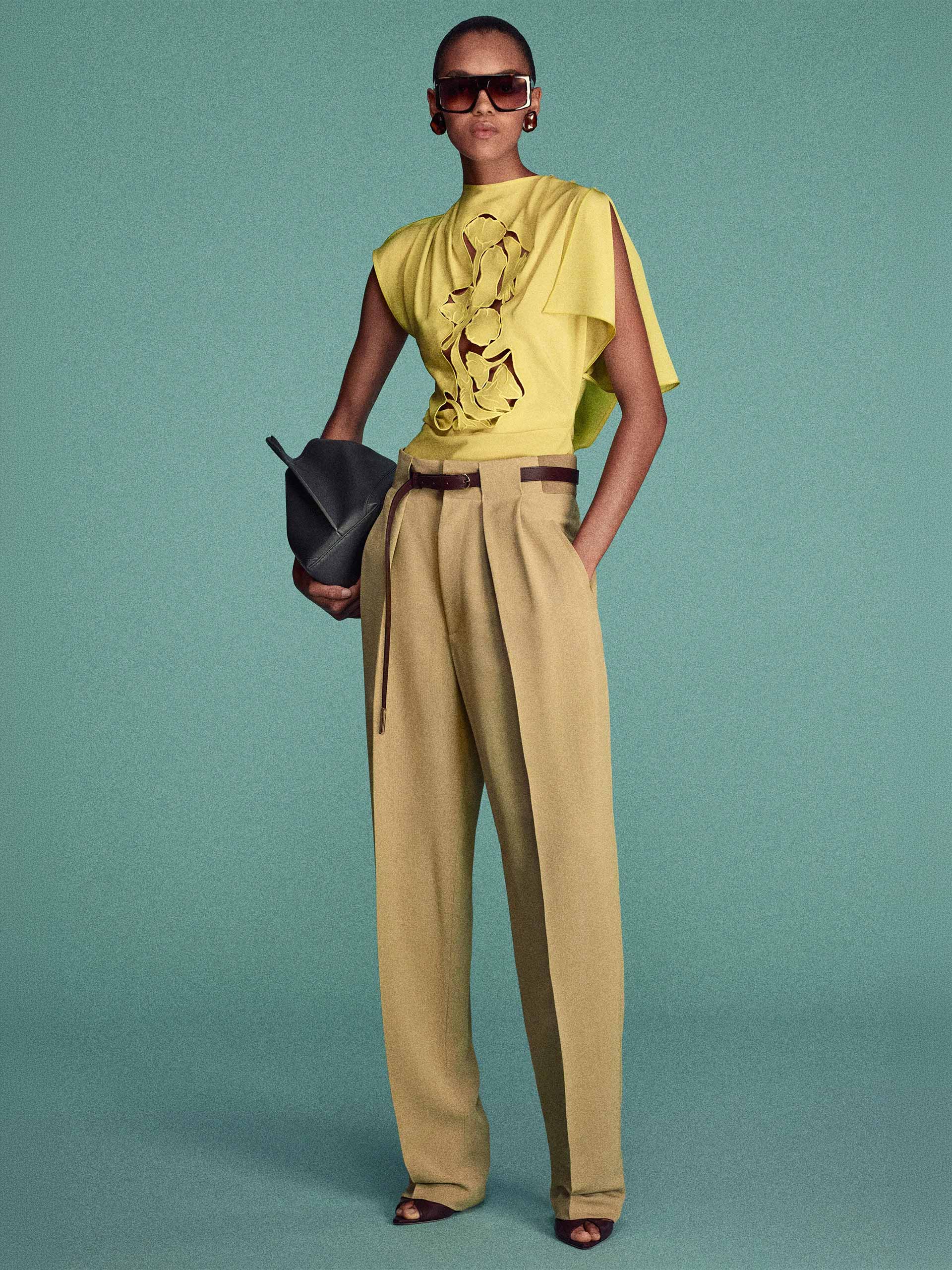 prefall-holding-victoria-beckham-prefall-26