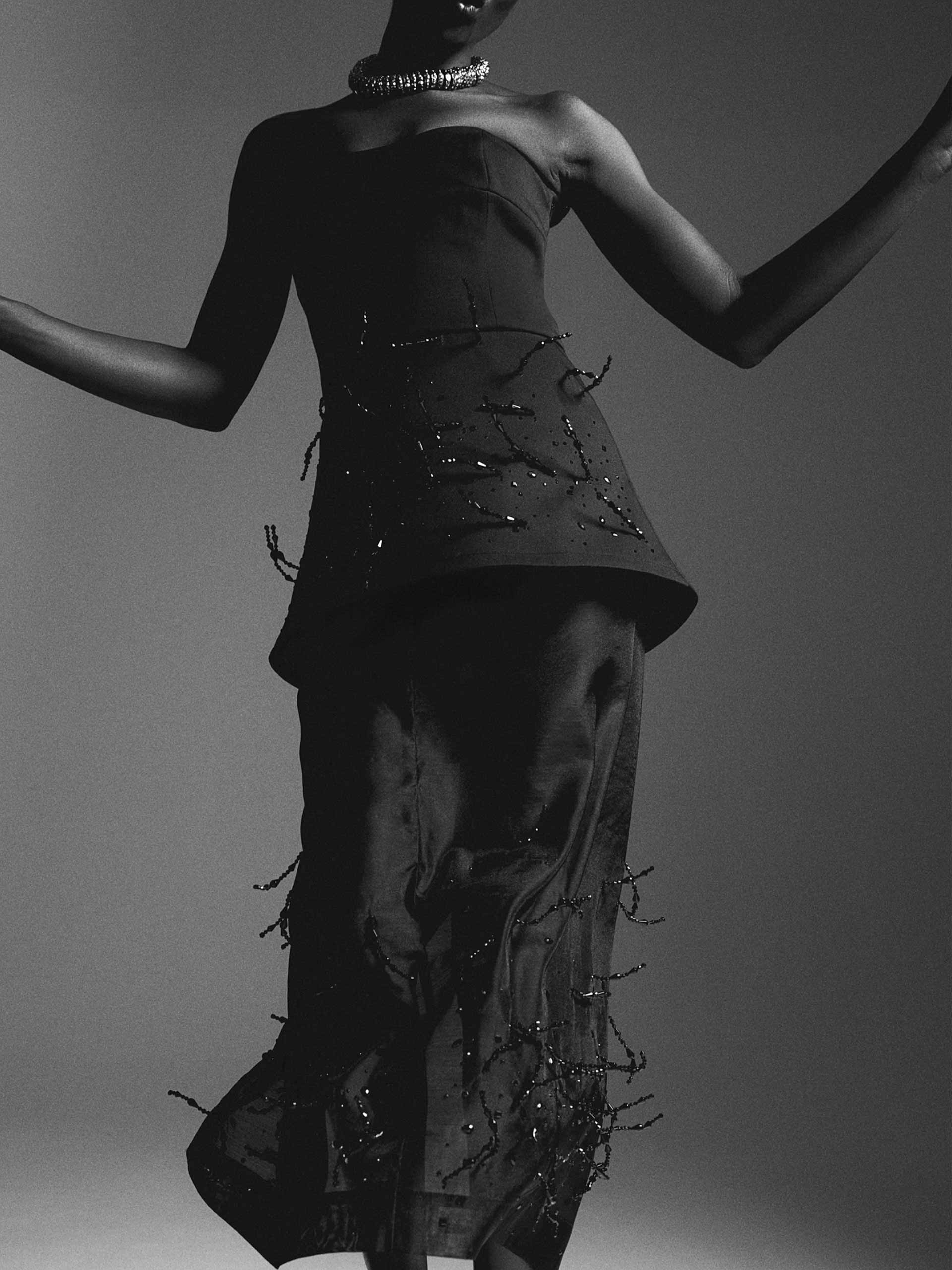 nye-dressing-holding-hm