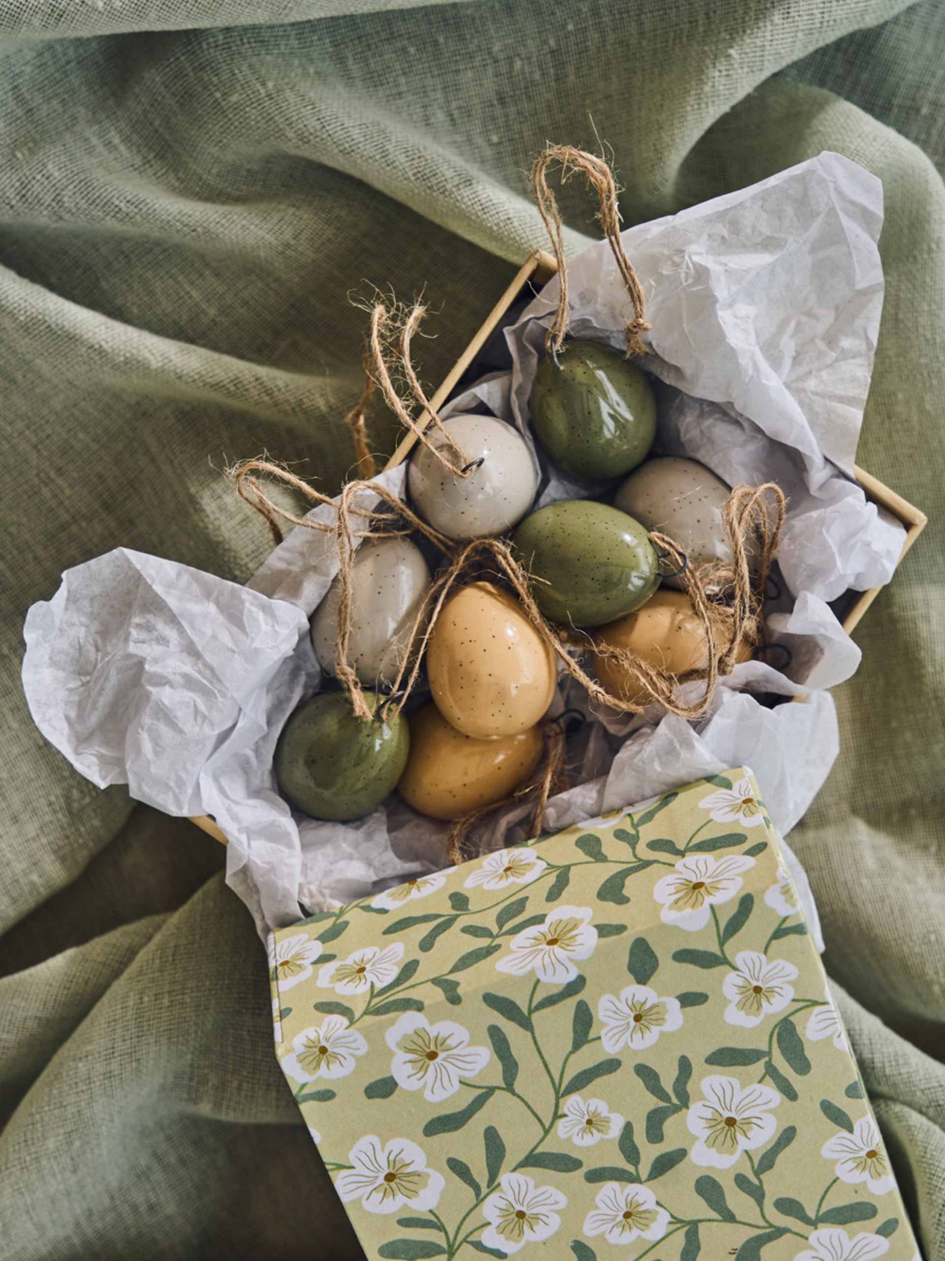 easter-holding-sostrene-grene