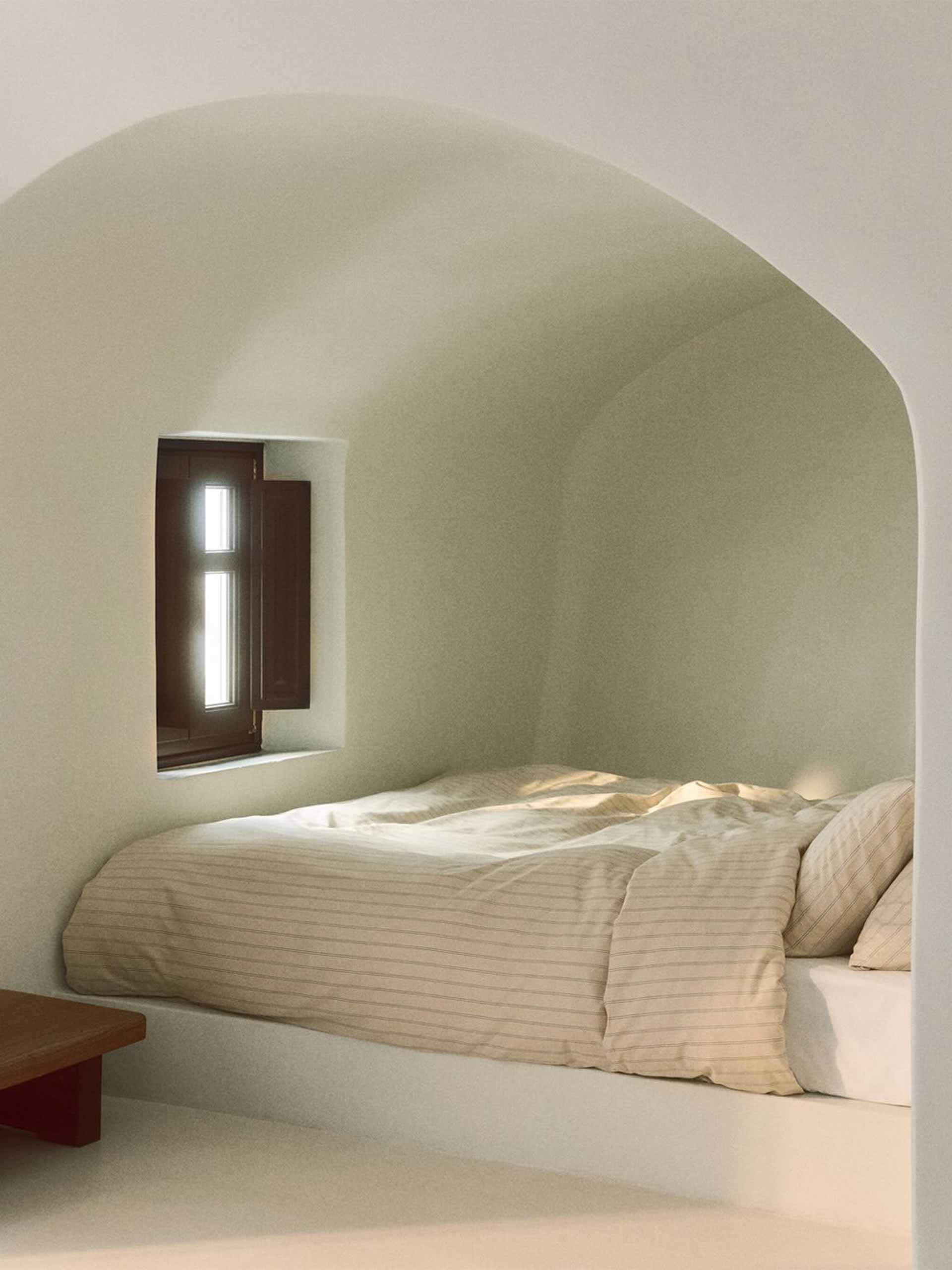 summersleep-holding-hm-home
