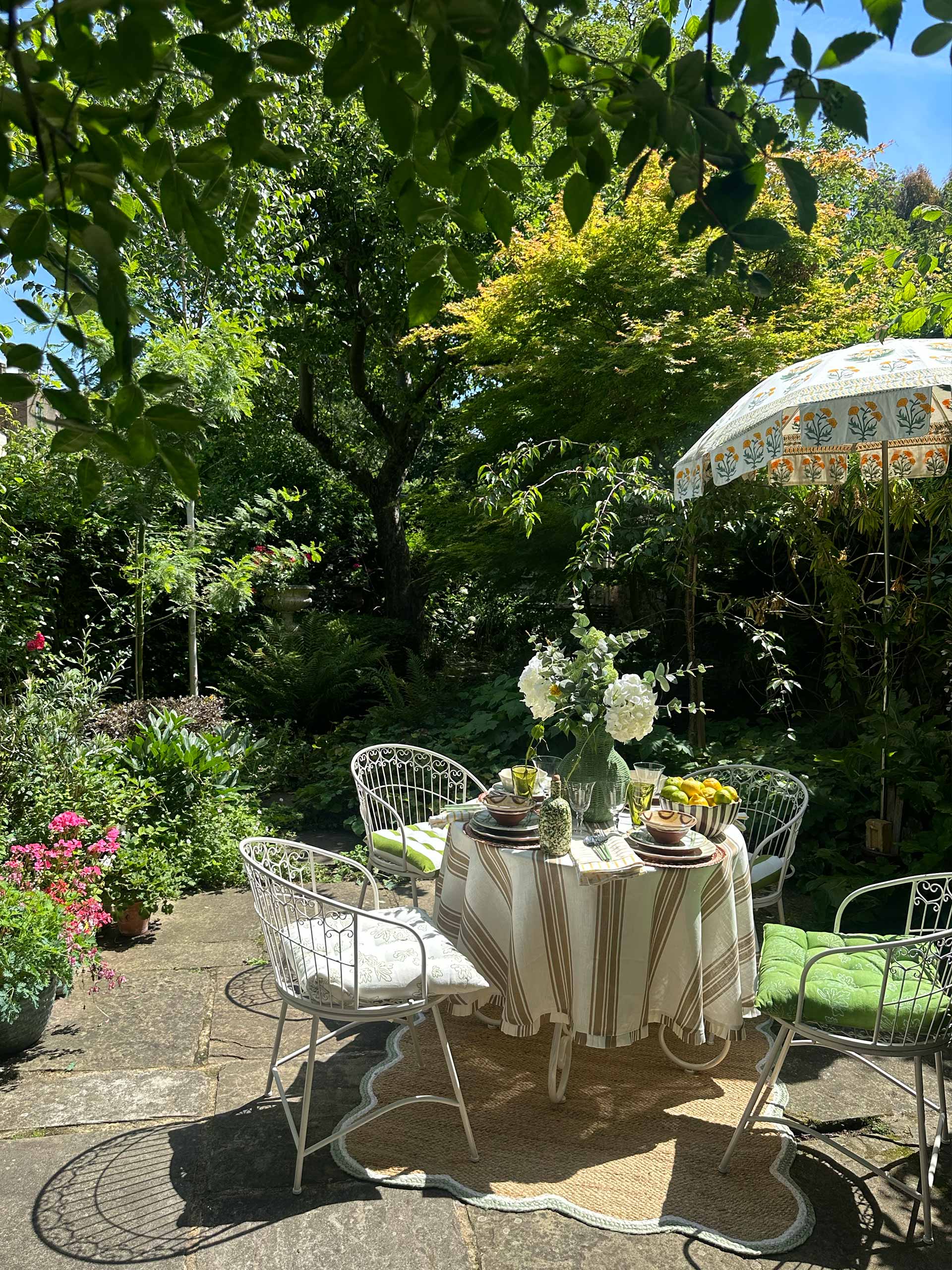 summer-table-main-holding