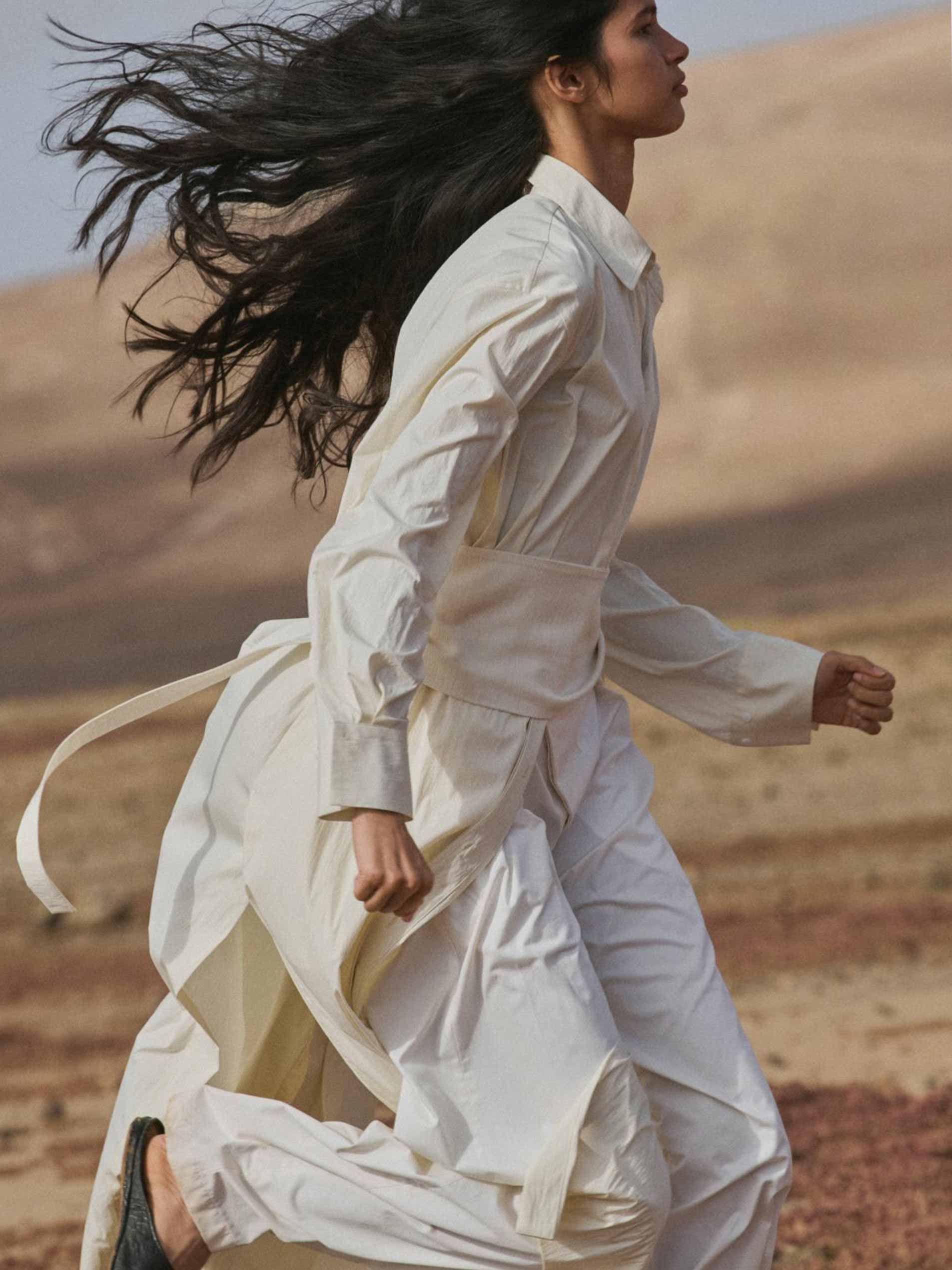 barbara-hepworth-holding-massimo-dutti